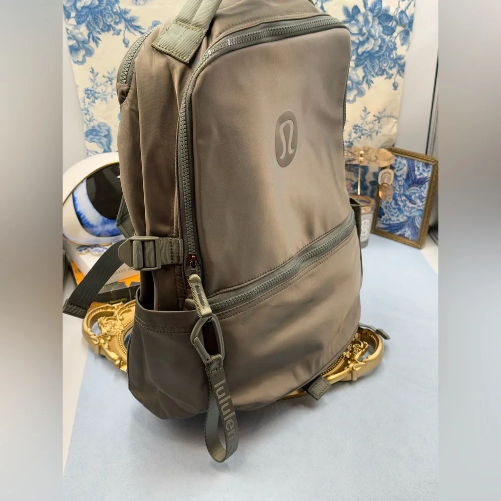 🆕 lululemon athletica 🧿 NWOT New Crew Backpack, Bay Leaf (Olive Green) - 22L